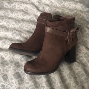 Brown leather Tommy Bahama booties